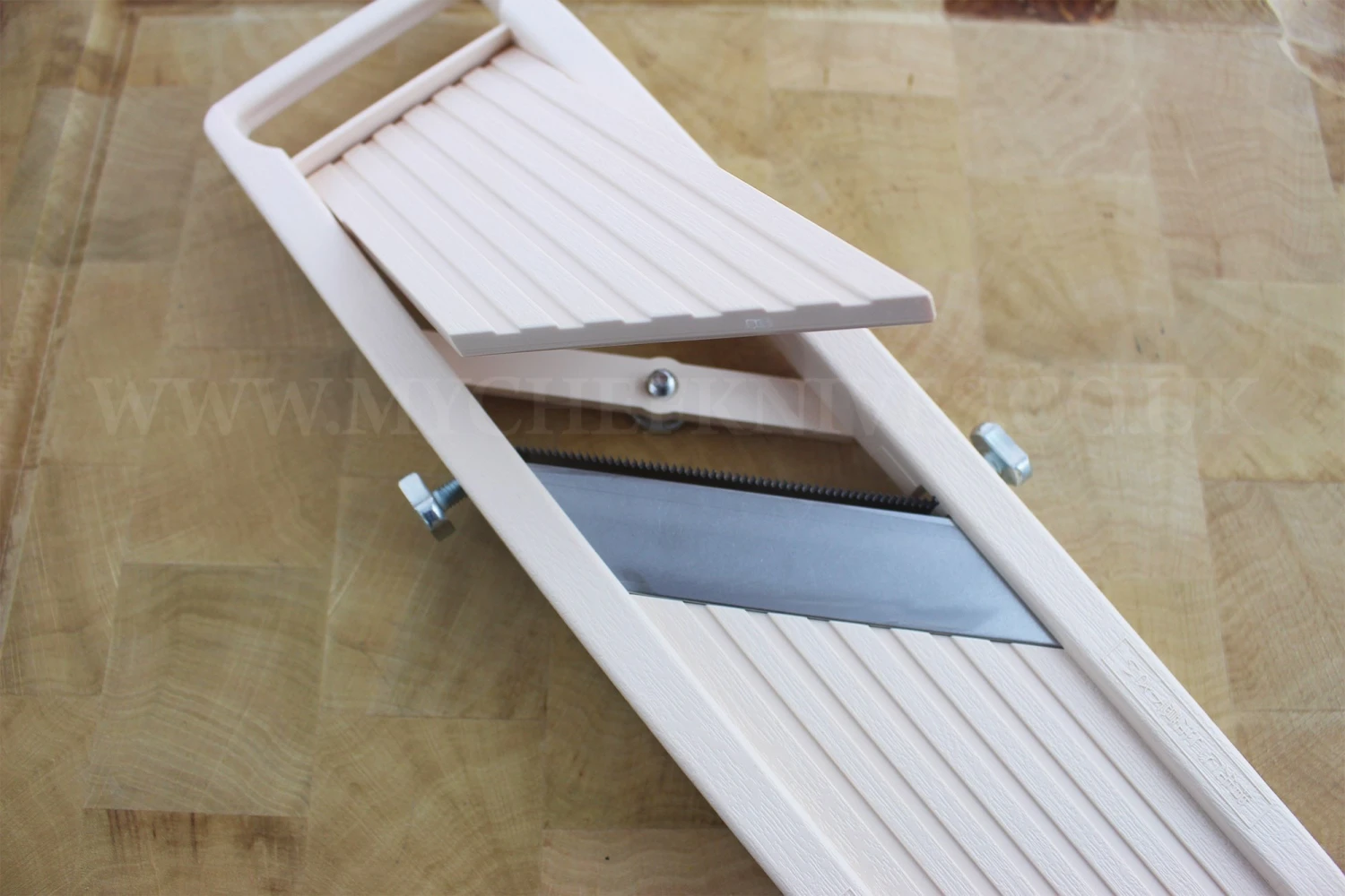 Benriner Japanese Professional Mandoline Slicer 3 Blades 9.5cm + Food Catcher And Holder 5 Benriner Japanese Professional Mandoline Slicer 3 Blades 9.5cm + Food Catcher And Holder - Image 5