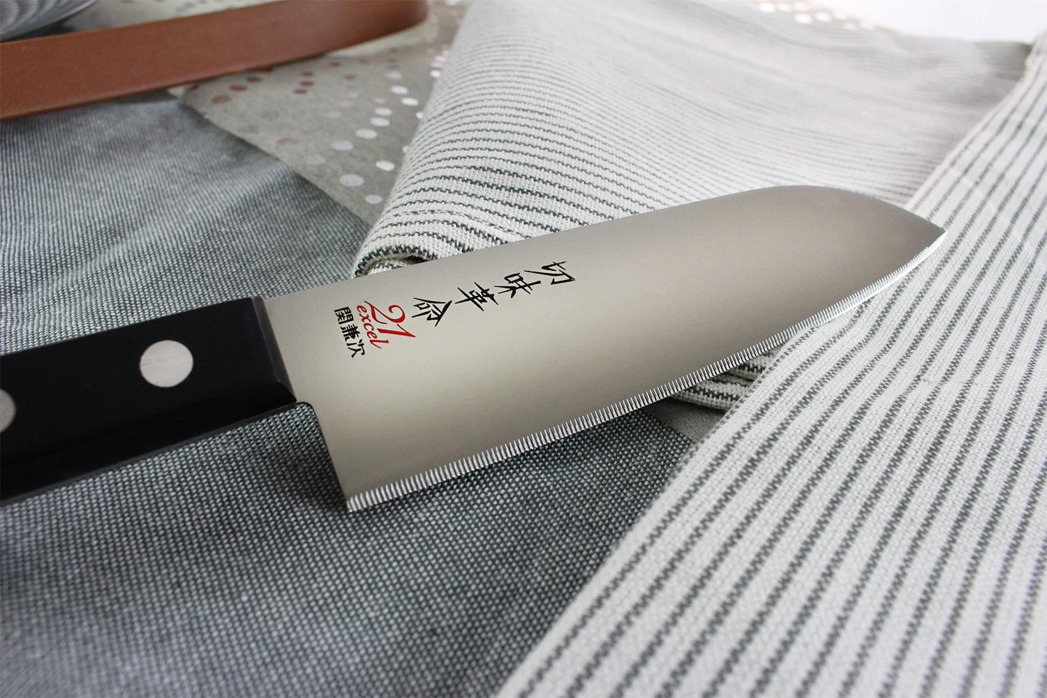 Kanetsugu Rev 21 Santoku Knife Micro-serrated Blade 13.5cm 8 Kanetsugu Rev 21 Santoku Knife Micro-serrated Blade 13.5cm - Image 8