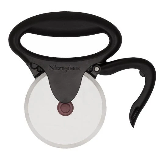 Microplane Easy Prep Black Pizza Cutter - Ergonomic Handle 2 Microplane Easy Prep Black Pizza Cutter - Ergonomic Handle - Image 2