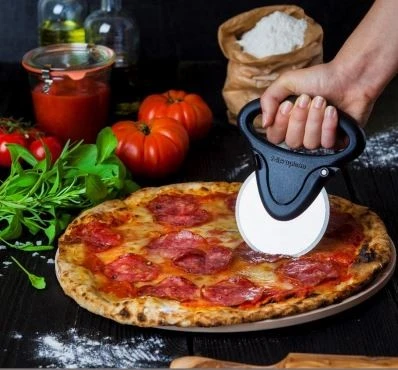 Microplane Easy Prep Black Pizza Cutter - Ergonomic Handle 3 Microplane Easy Prep Black Pizza Cutter - Ergonomic Handle - Image 3